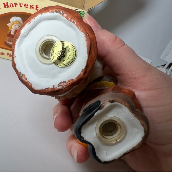 Li'l Harvest Helpers Pilgrim Boy & Girl Salt and Pepper Shakers in Original Box - Picture 4 of 7